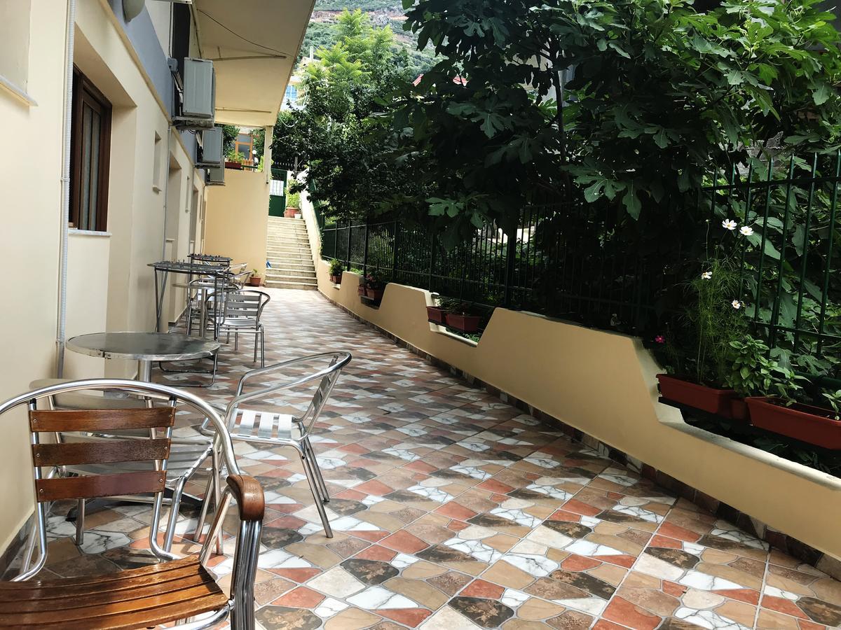 Flutura Apartments Вльора Екстер'єр фото